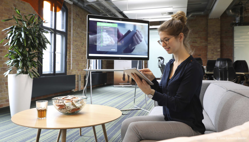 Detailansicht von einer Frau mit Tablet im cisco center of connected health