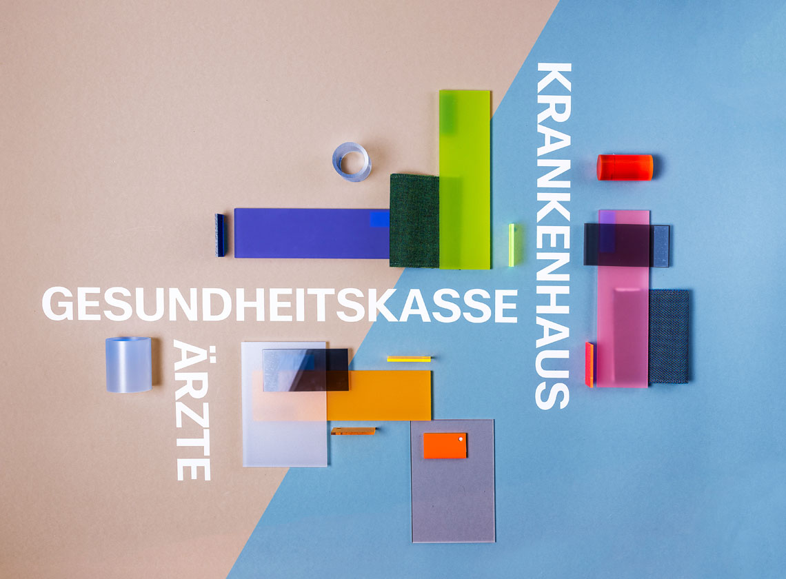 Farb- und Materialcollage mit dem Thema Gesundheitswesen