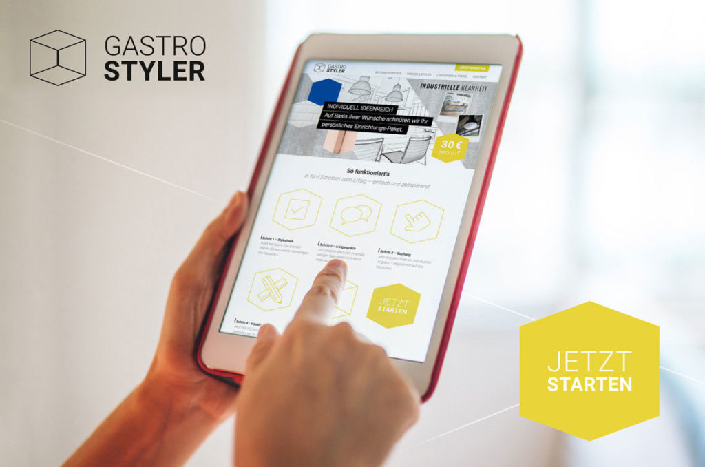 Tablet in der Hand mit Homepage des Gastro Stylers